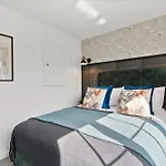 Modern 2-Bedroom House - Garden - Parking