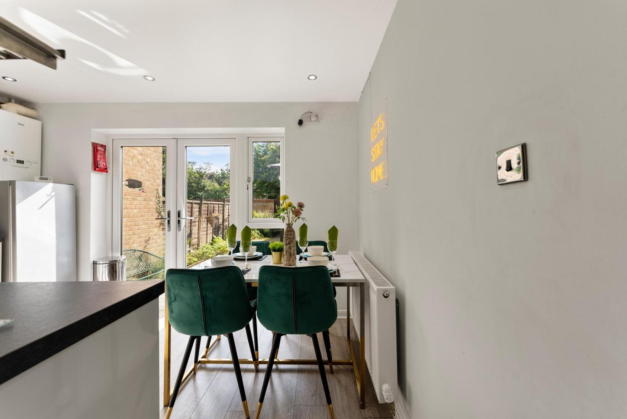 Modern 2-bedroom House - Garden - Parking Holiday home