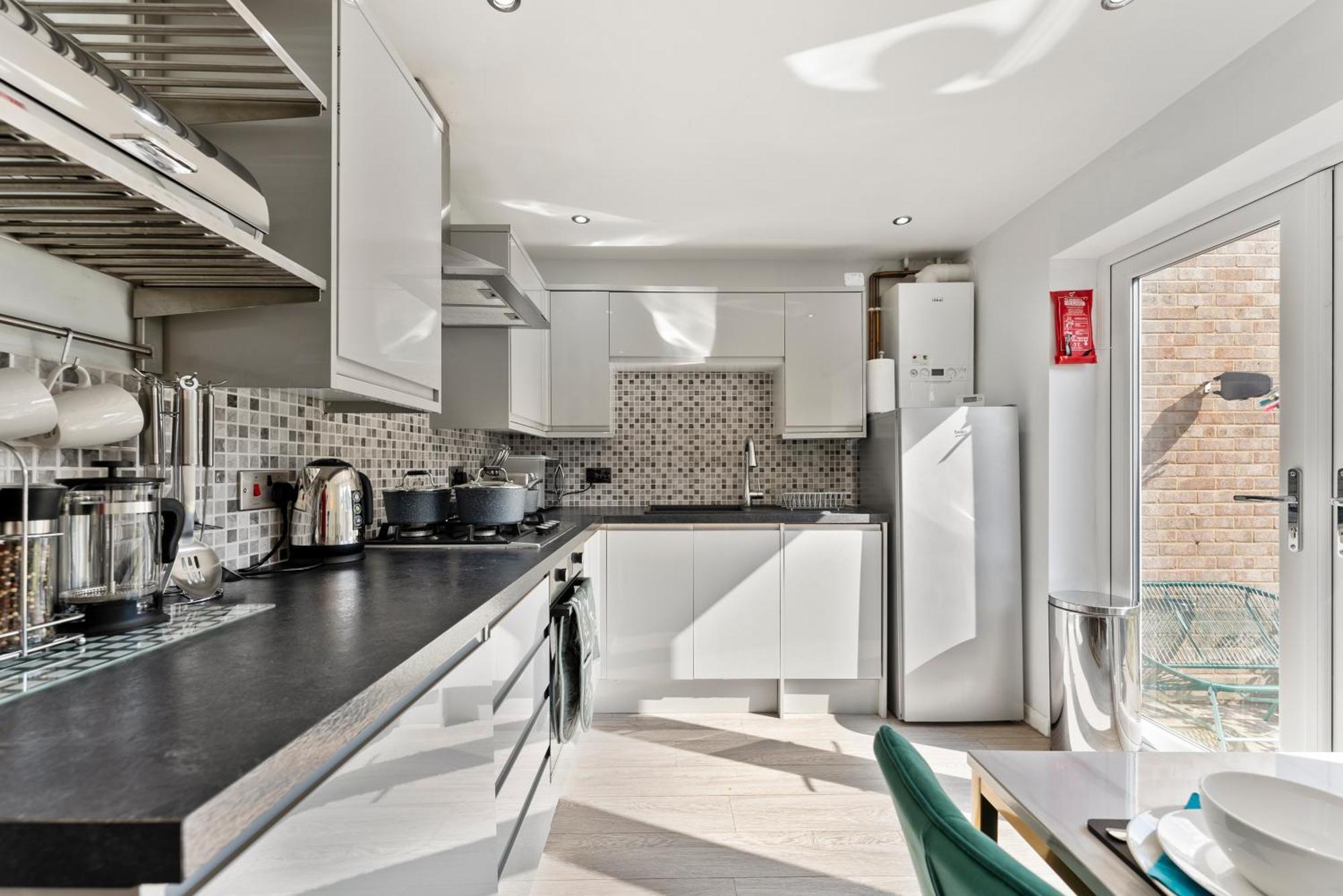 Modern 2-bedroom House - Garden - Parking Holiday home *